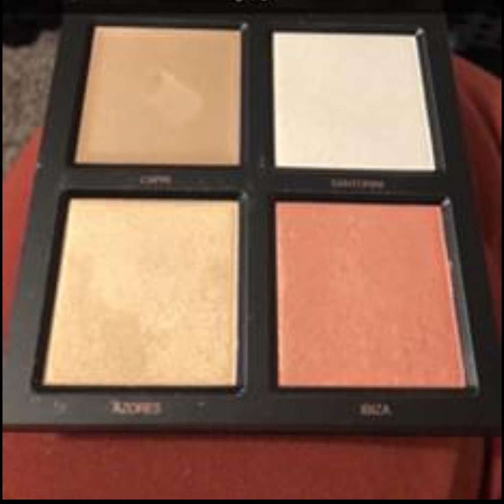 Huda beauty highlighter